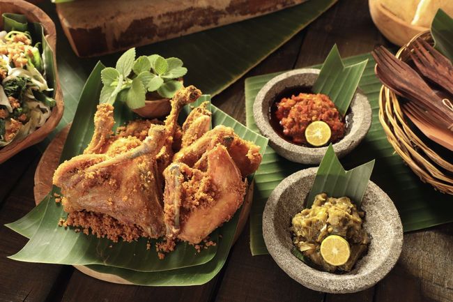 Ayam Goreng Lunak: Rasa yang Menghampiri Jiwa di Jalan Wiratno